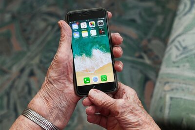 Den Umgang mit dem Smartphone können ältere Menschen im digita-len Seminar erlernen, das die Stadt Pritzwalk im Dezember noch einmal anbietet. Foto: Pixabay