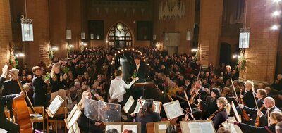 Eine volle Kirche mit einem begeisterten Publikum während des Weihnachtskonzertes der Kantorei Demmin im Jahre 2019. (Regina Kritzler)