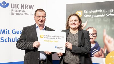Norbert Jenniches und Mirjam Schmitz freuen sich über die Auszeichnung ihrer Schule (Bild vergrößern)