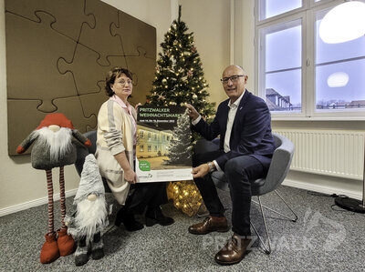 Bürgermeister Dr. Ronald Thiel und Heike Fuchs vom Citybüro laden zum Pritzwalker Weihnachtsmarkt ein. Foto: Beate Vogel