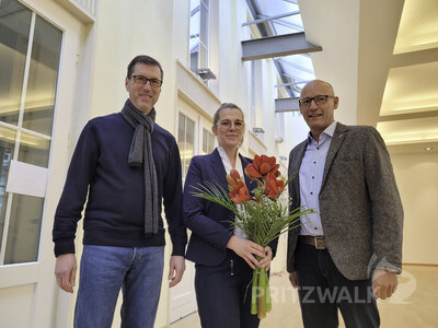 WBG-Geschäftsführer Dirk Scherlies (l.) und Bürgermeister Dr. Ronald Thiel (r.) begrüßen Annett Münzer an ihrem künftigen Arbeitsplatz – im Kulturhaus. Foto: Beate Vogel