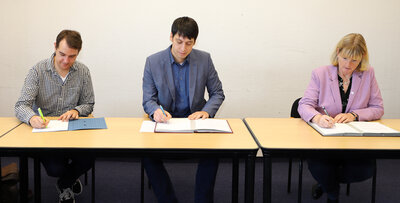 Julian Reinecke (IB), Patrick Puhlmann (Landrat) und Steffi Friedebold (Bürgermeisterin Elbe-Havel-Land) bei der Unterzeichnung des Kooperationsvertrags