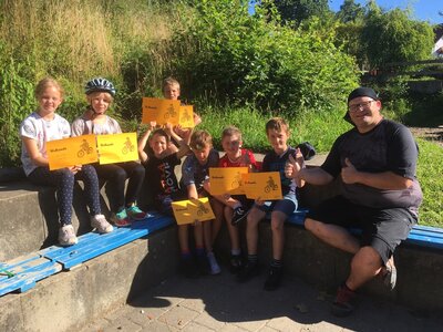 Meldung: Stolz wie Bolle sind die SchülerInnen des Projektes "Draußen unterwegs" nach dem erfolgreichen Absolvieren des Fahrrad-Geschicklichkeitsparcours!
