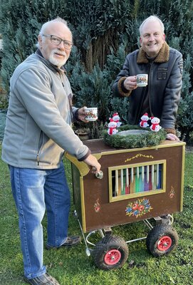 Foto zu Meldung: „Schüttes-Kreisel-Talk“ – Direkt vor Hengsens Weihnachtsbaum und mit Adventsmusik aus dem Leierkasten