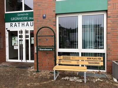 Foto zu Meldung: Sitzbank gegen Rassismus vor dem Rathaus Grünheide (Mark)