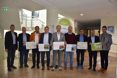 Bild (Stadt Sinsheim): Die Bürgermeister der Sinsheimer Erlebnisregion präsentieren die Druckfahnen des neuen Radbooklets.