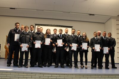Bei der Jahreshauptversammlung der Waldsolmser Feuerwehren standen zahlreiche Auszeichnungen und Beförderungen auf der Tagesordnung