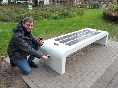 Foto zu Meldung: Innovative Sitzbank: Holzwickedes erste Solarbank steht im Emscherpark