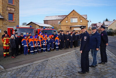 Übergabe der Feuerwehr durch den Bürgermeister und die Stadtwehrführung (Bild vergrößern)
