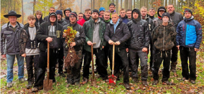Zimmererlehrlinge pflanzen 800 Traubeneichen im Geraer Stadtwald!