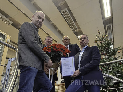 Glückwünsche zu 120 Jahre Druckerei Koch nahm Andreas Koch (v.l.) von René Georgius (v.r.), Dr. Ronald Thiel (h.r.) und Halldor Lugowski (h.l.) entgegen. Foto: Beate Vogel