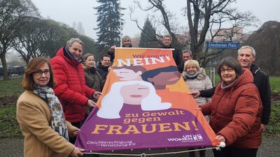 Foto: Vor dem Wittenberger Rathaus wurde am 25. November 2022 eine Fahne mit der Aufschrift „frei leben – ohne Gewalt“ gehisst I Foto: Franziska Lenz