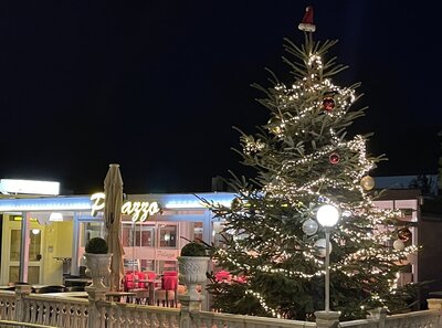 Foto zur Meldung: „Schüttes-Kreisel-Talk“ - Unter dem Weihnachtsbaum und mit Adventsmusik aus dem Leierkasten