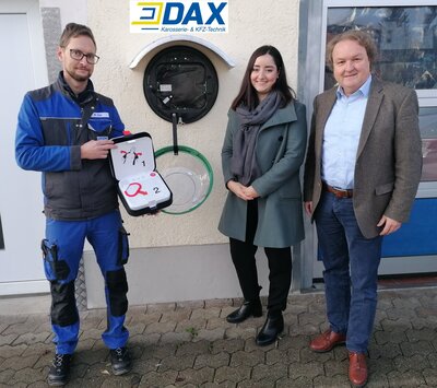 Inbetriebnahme des öffentlichen AED bei der Firma DAX (Bild vergrößern)