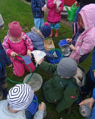 Foto zur Meldung: Kath. Kita Kinderarche Kunterbunt Bimbach    Spielen mit Wasser ein Projekt des Umweltzentrums Fulda für unsere Vorschulkinder