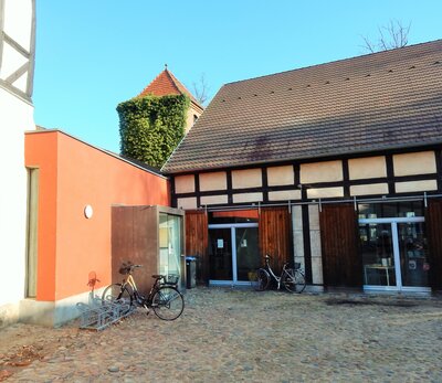 Stadt Perleberg | Eingang zur BONA über den Hof des Wallgebäudes.
