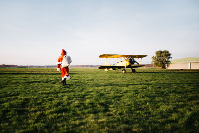Das Bild zeigt einen Weihnachtsmann auf der Bienenfarm im Havelland (Copyright: Tourismusverband Havelland, Steven Ritzer)