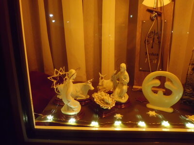 6. Dezember -  Hauptstr. 48 – weiße Porzellan-Krippenfiguren aus Portugal