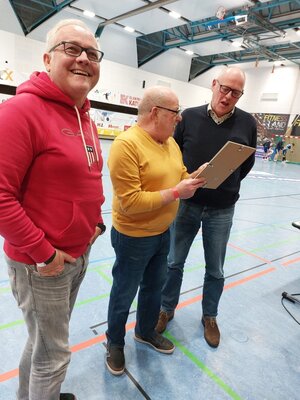 Vorschaubild zur Meldung: Mehr als 40 Jahre Schiedsrichter: Ingo van Uehm und Dirk Wenderoth ausgezeichnet