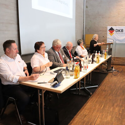 Blick auf das Präsidium der Bundesversammlung 2022 in Bamberg. Foto: DKB-Medien