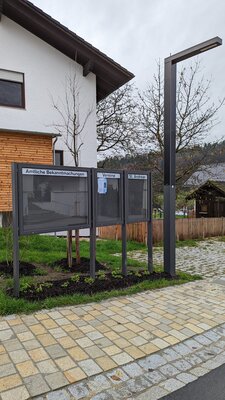 Bekanntmachungstafel in Holzkirchen ab sofort direkt am Dorfplatz