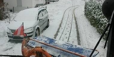 Parkende Fahrzeuge am Straßenrand behindern die Durchführung des Winterdienstes
