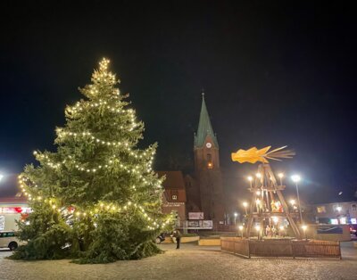Weihnachtspyramide und Baum auf dem Marktplatz im Hintergrund die evangelische Kirche (Bild vergr&ouml;&szlig;ern)