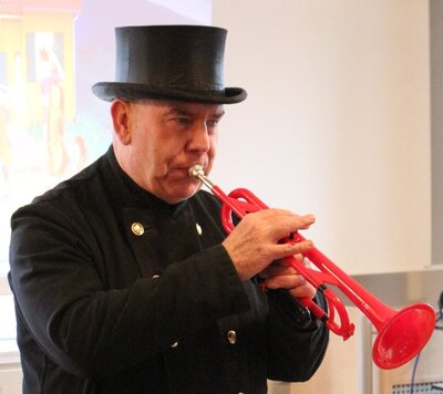 Schorni mit seiner roten Trompete (Bild vergrößern)
