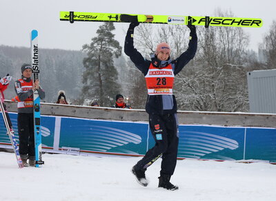 Karl Geiger bejubelt seinen dritten Platz beim Skisprung-Weltcup in Titisee-Neustadt - Bild: Joachim Hahne / johapress
