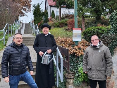 v. l. n. r.: 1. Vorsitzender Kneipp-Verein Neukirchen e. V. Thorsten Brill, Peter Wolff im Kneipp-Gewand und Bürgermeister Marian Knauff