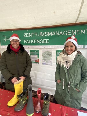 Unser Bild zeigt Birgit Würdemann und Isabell Strieder vom Falkenseer Zentrumsmanagement auf der beliebten Angerweihnacht.