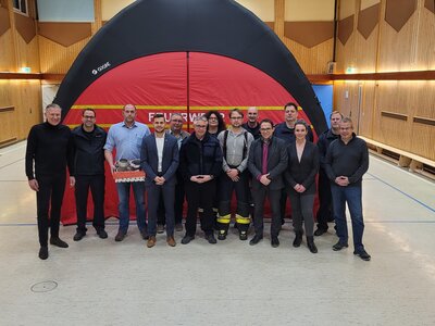 v.l.n.r.: Michael Finken (Fa. Wuttig), Martin Trott (Vorsitzender Feuerwehr Holzhausen), Holger Lattrich (Maschinenring Kassel), Nick Dippel (Fa. sera), Diethelm Robrecht (Stadtrat), Martin Möhle (Wehrführer Feuerwehr Mariendorf), Petra Reubert (stellv. Stadtbrandinspektorin), David de Glimes (stellv. Wehrführer Immenhausen), Heiko Reuse (Stadtbrandinspektor), Lars Obermann (Bürgermeister), Andreas Lange (Wehrführer Feuerwehr Holzhausen), Carina Gray (Fa. Mewa), Manuel Tanz (stellv. Wehrführer Feuerwehr Holzhausen), Lutz Mehlhorn (Fa. la vida) (Bild vergr&ouml;&szlig;ern)
