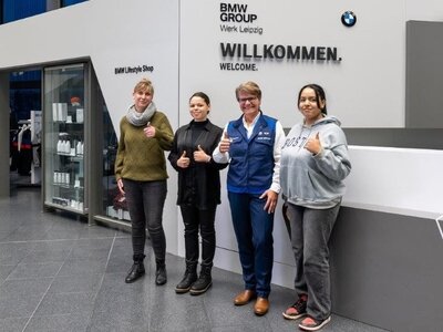 © BMW Group, v.l.n.r. Maxi Stefanowsky (Teamleiterin VKKJ), Christina Igboanugo, Petra Peterhänsel (Werkleiterin BMW Group Werk Leipzig), Michelle Igboanugo (Bild vergrößern)