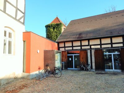 Stadt Perleberg | Zugang zur BONA über den Innenhof des Wallgebäudes