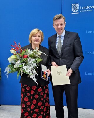 Christa Fickenscher und Landrat Dr. Oliver Bär (Bild vergrößern)