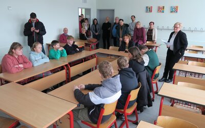 Foto zur Meldung: Brandenburgs Bildungsministerin besucht den fertig sanierten Oberschulstandort