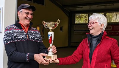 Rainer Spitzenpfeil nimmt den Pokal von Inge Reichold-Meye entgegen