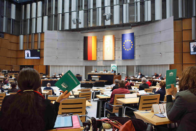 Stimmberechtigte Teilnehmer:innen des Behindertenparlaments im Plenarsaal des Abgeordnetenhauses (Foto: Matthias Heinzmann)