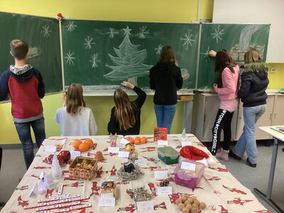 Weihnachtsmarkt (Marché de Noël) im Französischunterricht der Klasse 8b (Bild vergr&ouml;&szlig;ern)