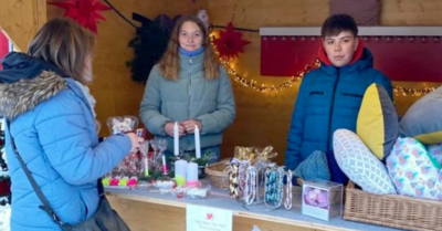 Meldung: Sammeln für die Tafel: Lena und Lukas auf dem Itzehoer Weihnachtsmarkt