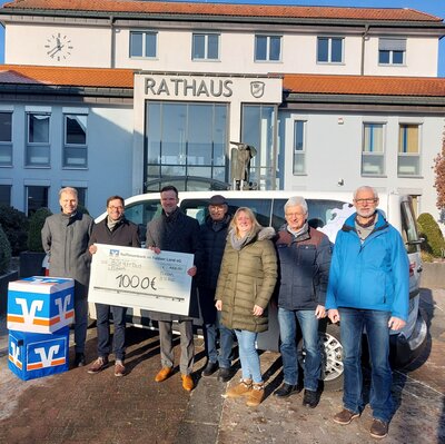 Nachhaltig unterwegs - Raiffeisenbank im Fuldaer Land eG unterstützt Fliedener E-Bürgerbus-Projekt mit Spende