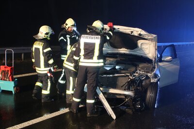 Unfall auf A2: Mercedes kollidiert mit Leitplanke (Bild vergrößern)