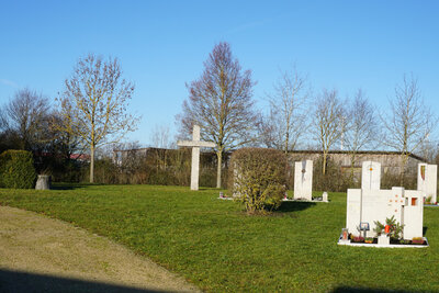 In allen Friedhöfen der Gemeinde, wie hier am neuen Friedhof in Pollenfeld, werden nun Bereiche für kleine Urnengräber vorgesehen. (Bild vergrößern)