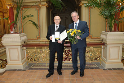 Foto zur Meldung: Höchste Auszeichnung des Landes für Dr. Manfred Püchel