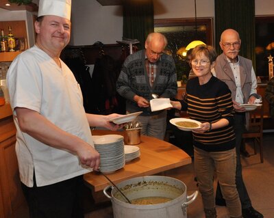 Klein geschnittenes Gemüse aus der Region, viel Majoran: So bereitet Konrad Schmotzer seine Kartoffelsuppe zu - und das schätzen die Gäste aus Puschendorf.