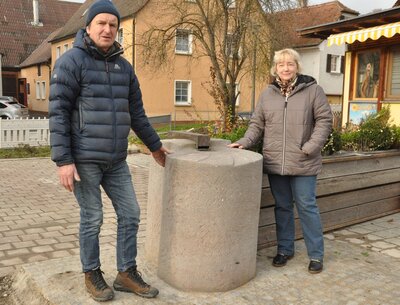 Sabine Schöberl freut sich sehr, dass der Brunnen von Steinbildhauer Bernhard Hirschbeck noch rechtzeitig vor Jahresende am Dorfplatz von Veitsbronn errichtet werden konnte.