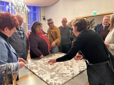 Petra Lüdtke vom städtischen Bauamt erklärt Details am Modell der Neuen Mitte I Foto: Martin Ferch (Bild vergrößern)