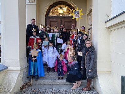 Kinder stärken, Kinder schützen:  Sternsinger segnen das Landratsamt in Senftenberg
