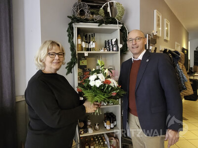 Silke Müller betreibt seit fünf Jahren das Café & Bistro Pannacotta in der Pritzwalker Marktstraße. Der Bürgermeister gratuliert. Foto: Beate Vogel