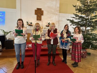 Die Gastgeberinnen trugen Gedichte und Lieder vor und berichteten über ukrainische Weihnachtsbräuche I Foto: Martin Ferch